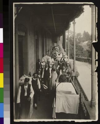 Véranda de l'Hôpital cantonal (aile est): personnel et patients alités.