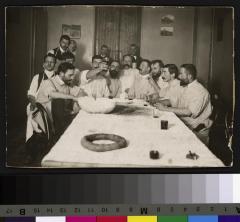 Groupe de médecins attablés probablement dans le réfectoire des médecins de l'Hôpital cantonal. On reconnaît au centre, avec une moustache noire et un pince-nez, le docteur Schwetz.