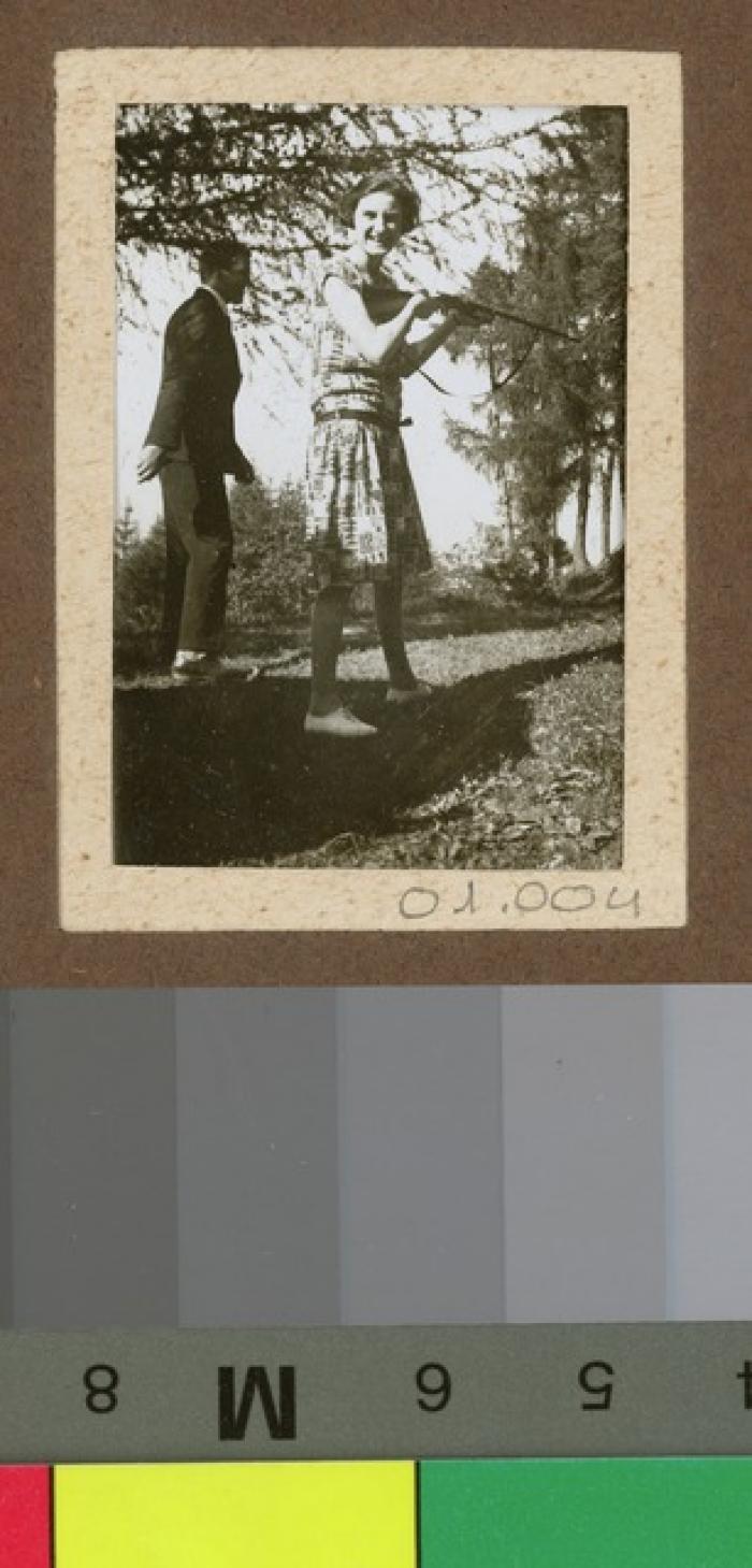 Portrait d'une femme portant une carabine.