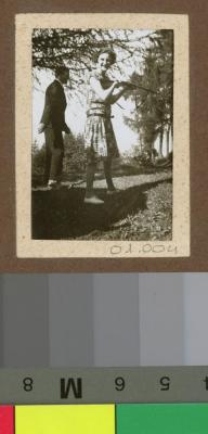 Portrait d'une femme portant une carabine.