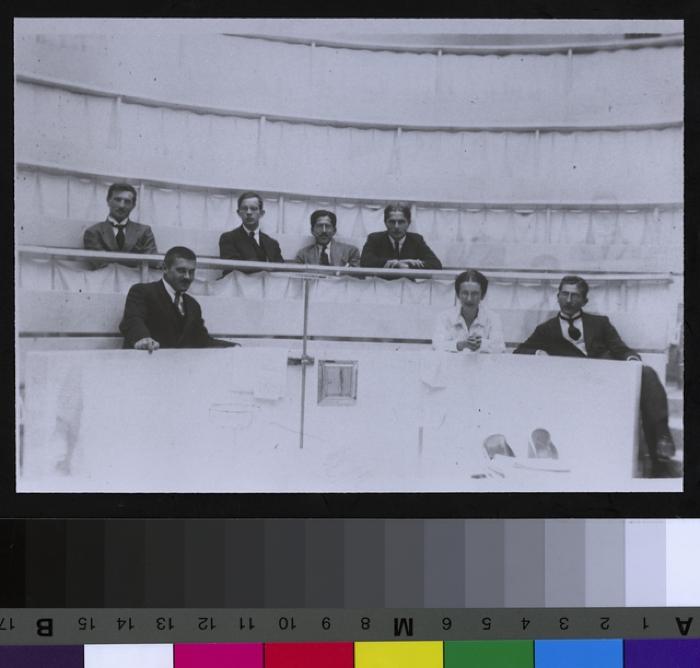 Auditoire Decker avec, de gauche à droite, les docteurs et professeurs suivants: Dr. Placide Nicod, Dr. Paul Thillot, identité inconnue, Prof. Jean-Louis Nicod, Dr. Pierre Menthonnex, Dr. Suzanne Picot-Roux et Dr. Adrien Miéville.
