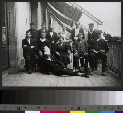 Un groupe de soigants et de patients pose sur la véranda de l'Hôpital cantonal.