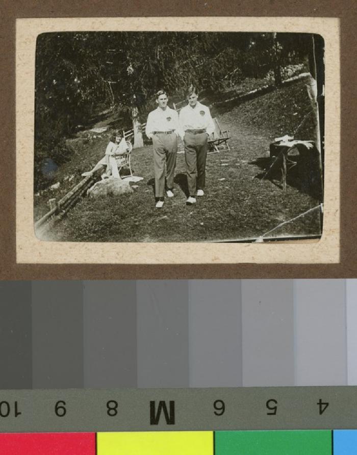 Portrait de deux jeunes hommes.