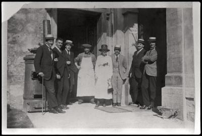 Dr. P. Nicod et quelques assistants devant le porche de l'Ecole de médecine de la rue Caroline en 1920.