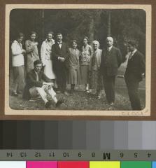 Portrait collectif d'hommes et femmes dans une forêt.