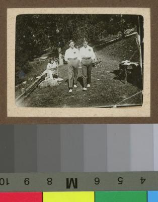 Portrait de deux jeunes hommes.