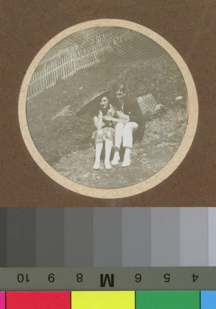 Portrait d'un homme et d'une femme, assis sur un chemin de terre.