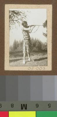 Portrait d'une femme tirant à la carabine.