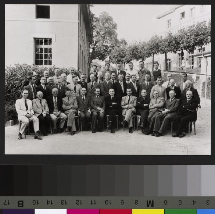 Groupe d'hommes posant vraisemblablement devant l'Hôpital cantonal.