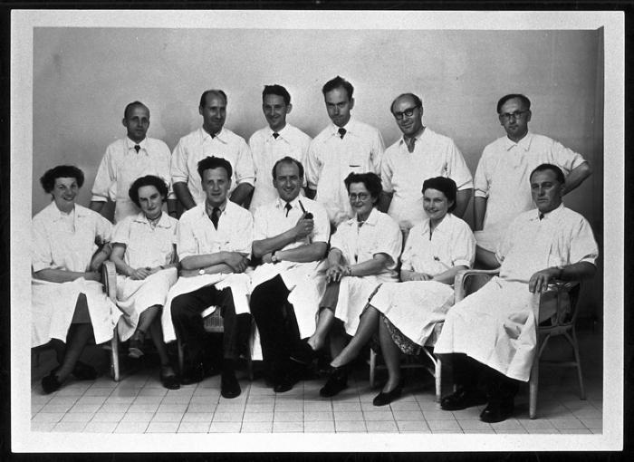Groupe de médecins, composé de neuf hommes et de quatre femmes.