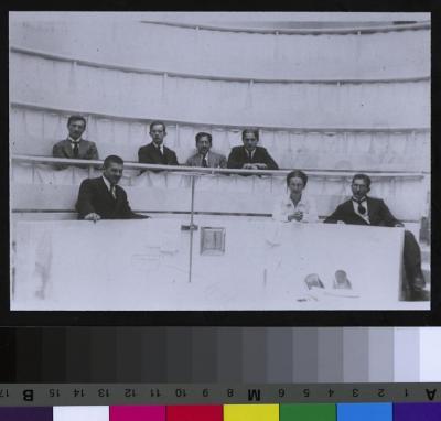 Auditoire Decker avec, de gauche à droite, les docteurs et professeurs suivants: Dr. Placide Nicod, Dr. Paul Thillot, identité inconnue, Prof. Jean-Louis Nicod, Dr. Pierre Menthonnex, Dr. Suzanne Picot-Roux et Dr. Adrien Miéville.