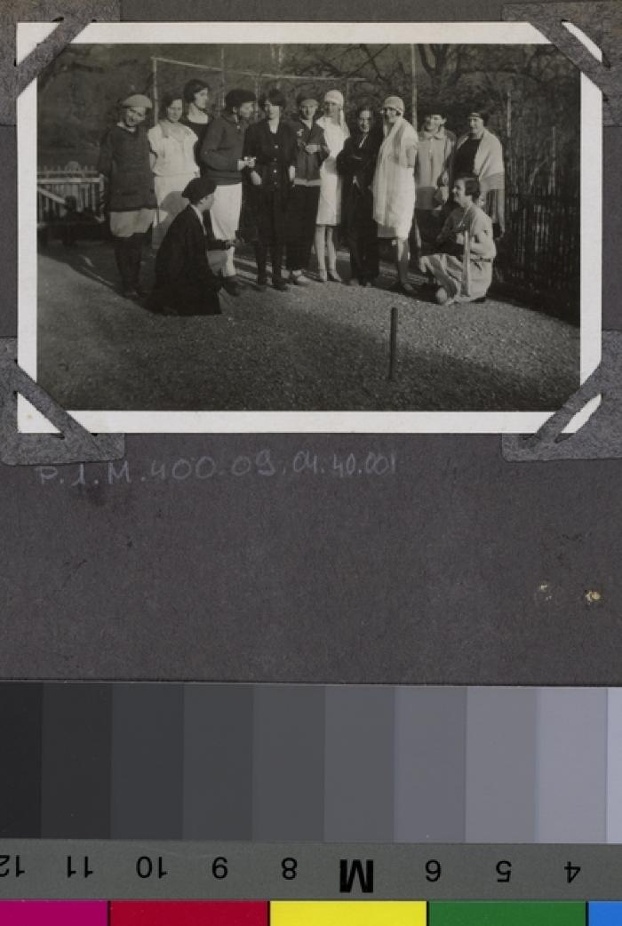 La Clairière, préventorium pour jeunes filles: pensionnaires déguisées posant.