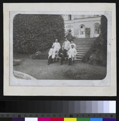 Portrait des docteurs Henri Presig (premier sur le banc à partir de la gauche), Albert Mahaim (au centre, assis sur le banc),  William Boven (debout derrière le Dr. Preisig) avec trois collaborateurs: M. Baraboschkine, M. Schmid et Mlle Magnuszewska. I…