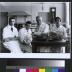 Portrait du Professeur Maurice Arthus (2e depuis la droite) avec ses collaborateurs: à sa droite, son fils André Arthus et le Dr Metkovich, assistant de Belgrade; à sa gauche une femme. Ils sont dans le laboratoire de l'Institut de Physiologie dont le …