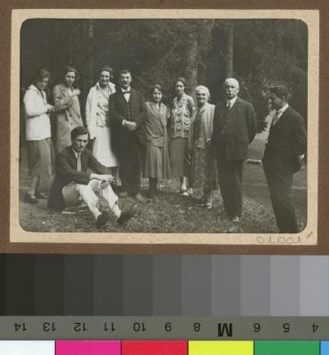 Portrait collectif d'hommes et femmes dans une forêt.