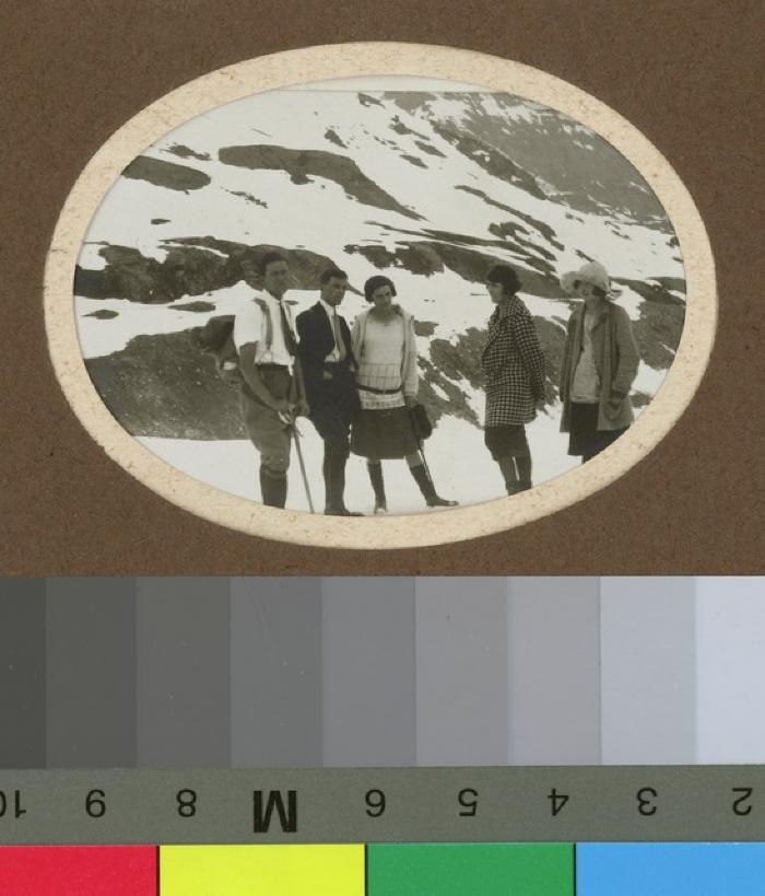 Hommes et femmes en excursion à la montagne.