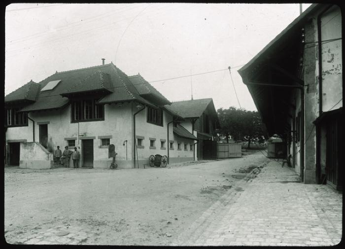 Asile de Cery, vue sur la cour de la ferme et la porcherie.