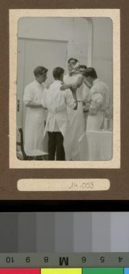 Médecins plâtrant le torse d'un patient.