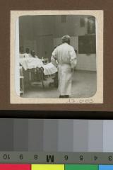 Le Dr. César Roux lors d'un de ces cours dans l'auditoire de médecine.