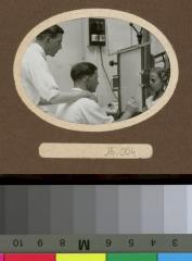 Médecins faisant une radiographie à une fillette.