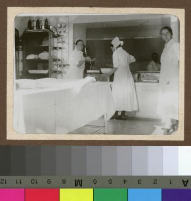 Infirmières manipulant du matériel médical.