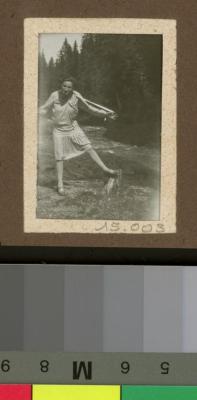 Portrait d'une femme à proximité d'une forêt.