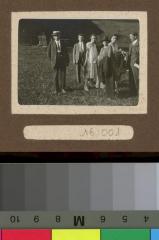 Portrait d'hommes et femmes lors d'une excursion en montagne.