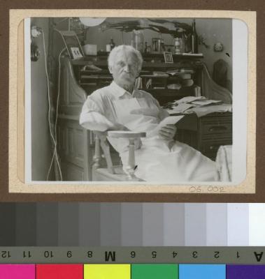 Portrait du Dr. César Roux à son bureau.