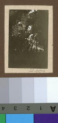 Portrait d'une jeune femme dans un jardin.