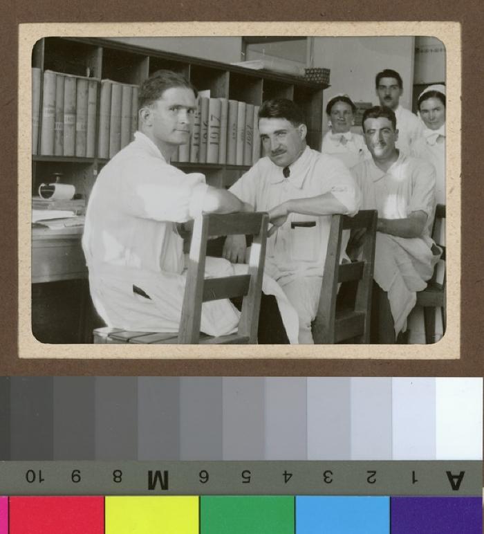 Médecins et infirmières dans un local d'archives.