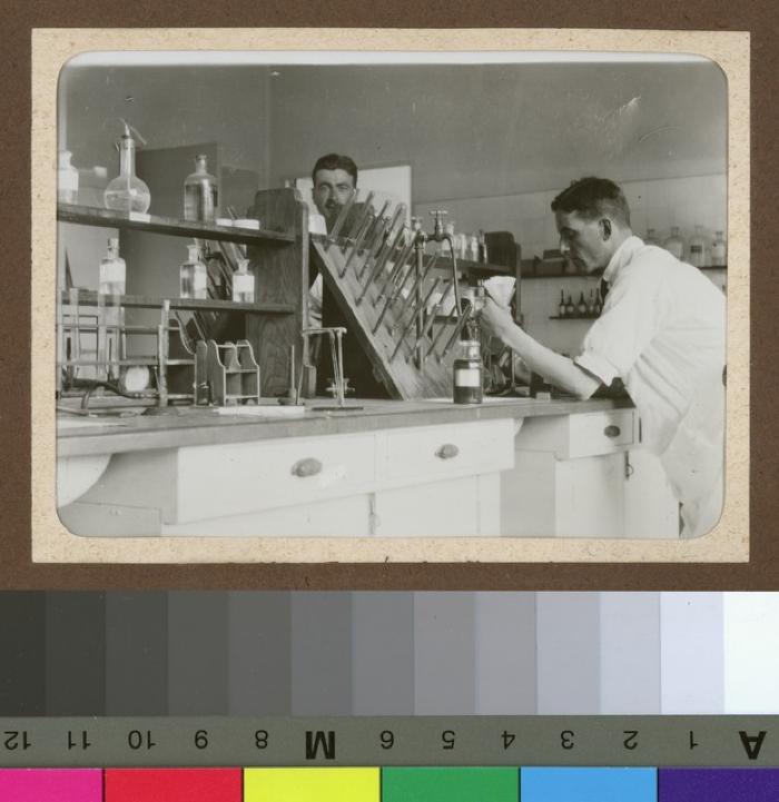 Médecins dans un laboratoire.