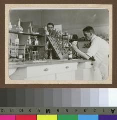 Médecins dans un laboratoire.