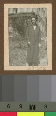 Portait d'une femme dans un jardin.