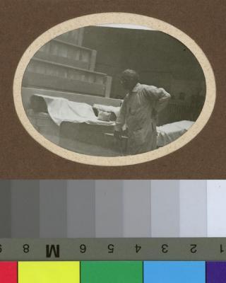 Le Dr. César Roux dans l'auditoire de médecine.