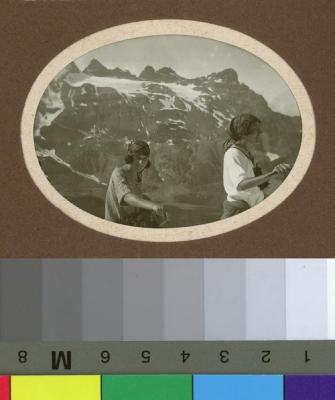 Portrait de deux jeunes femmes en montagne.