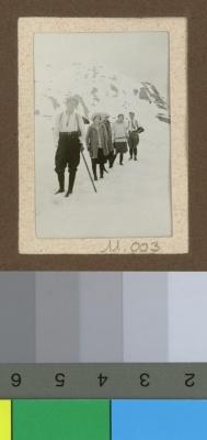 Jeunes gens en excursion sur une montagne.