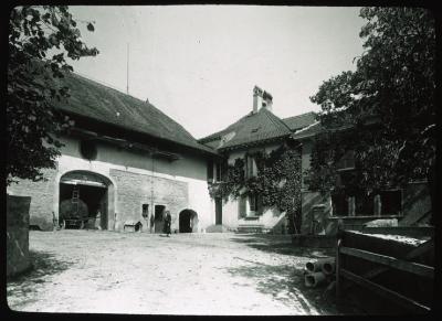 Asile Baud, vue de la cour de la ferme.