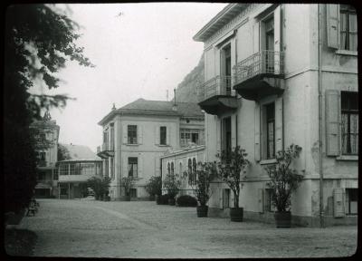 Vue sur l'extérieur du bâtiment des bains de Lavey-les-Bains.