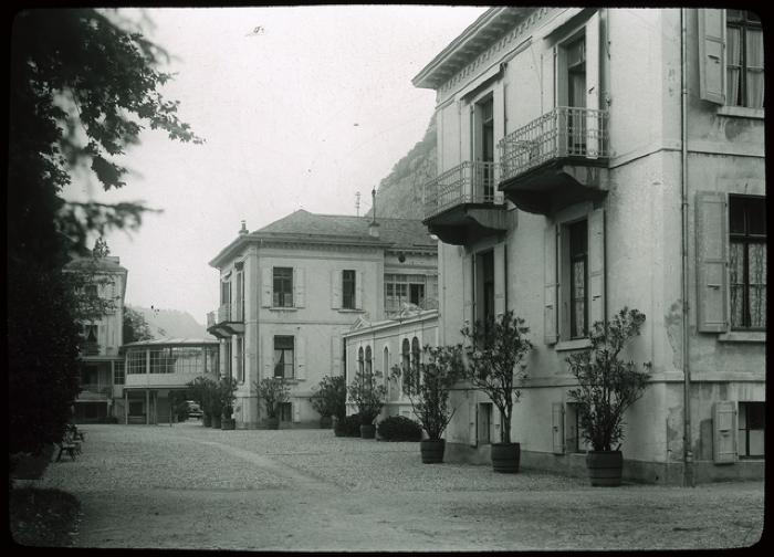 Vue sur l'extérieur du bâtiment des bains de Lavey-les-Bains.
