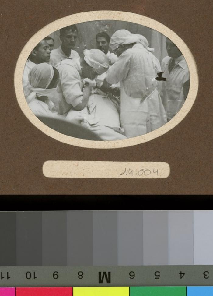 Médecins pratiquant une opération chirurgicale.