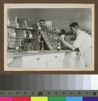 Médecins dans un laboratoire.