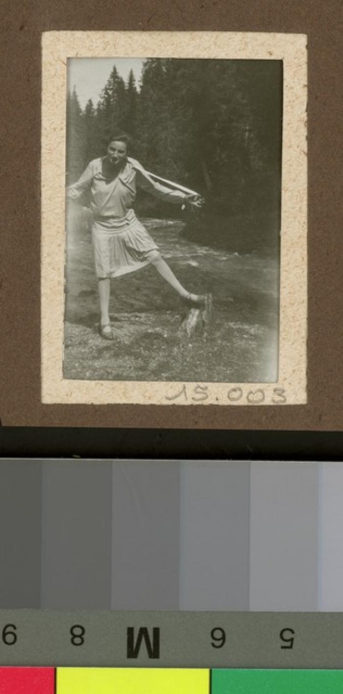 Portrait d'une femme à proximité d'une forêt.