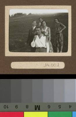 Jeunes gens en excursion.