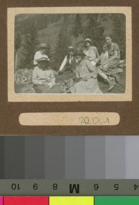 Portrait d'hommes et femmes en excursion à la montagne.