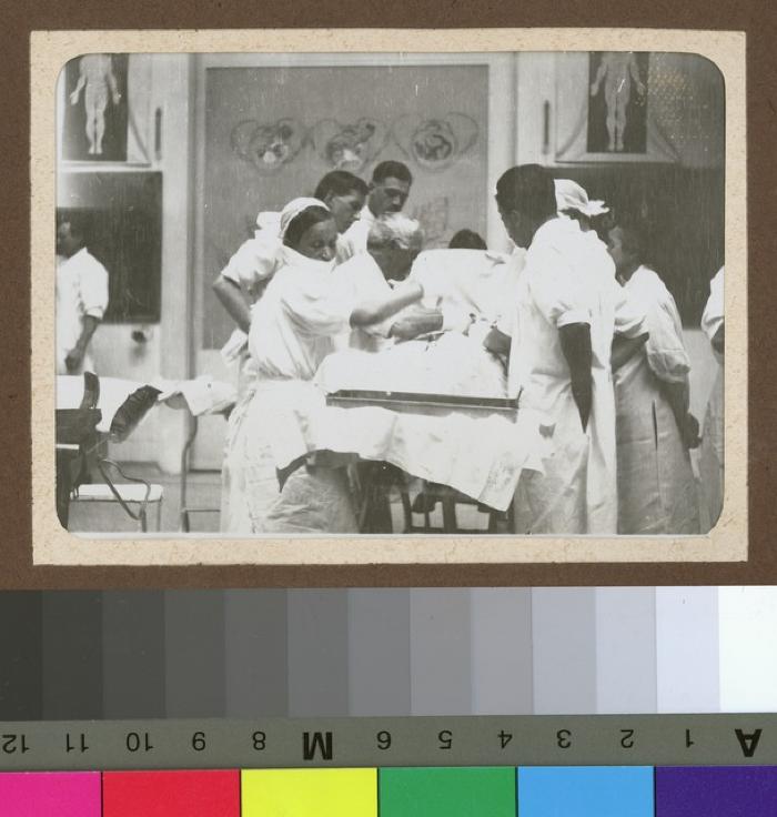 Le Dr. César Roux pratiquant une opération chirurgicale dans l'auditoire de médecine.