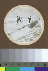 Jeunes gens sur un glacier.