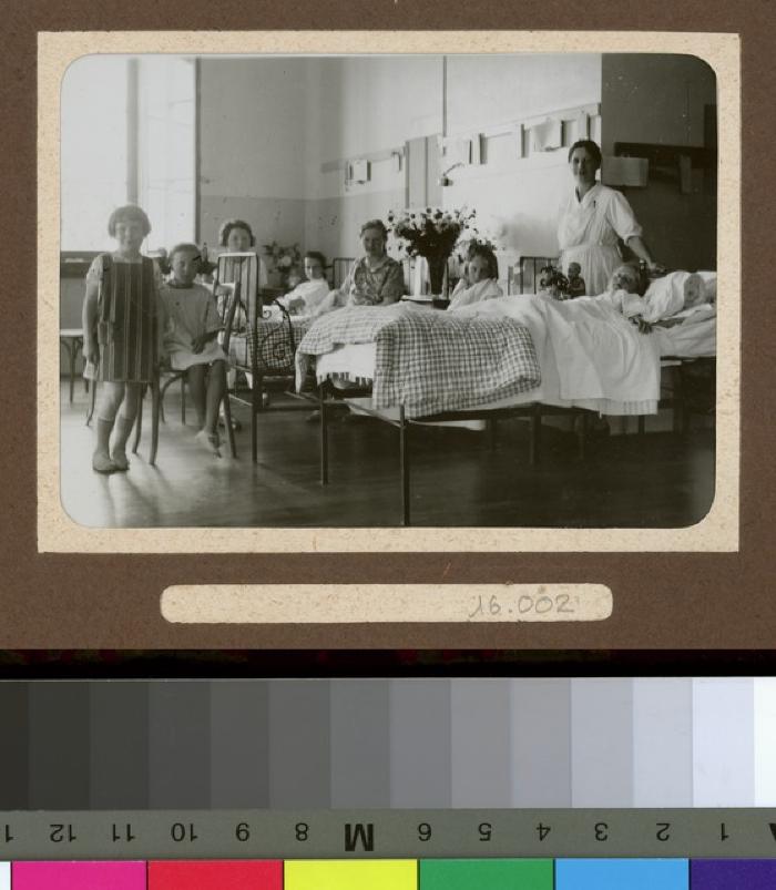 Enfants dans une chambre d'hôpital.