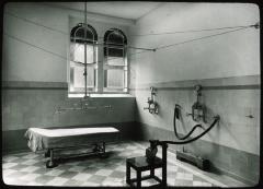 Vue sur l'intérieur du bâtiment des bains de Lavey-les-Bains. Salle dédiée aux massages.