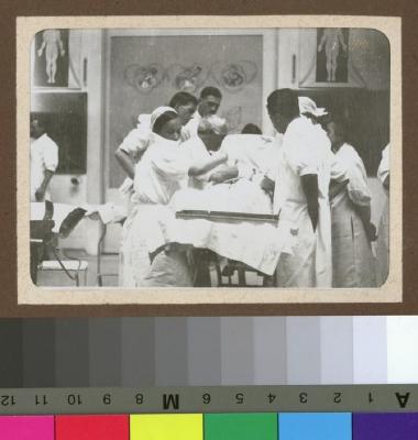 Le Dr. César Roux pratiquant une opération chirurgicale dans l'auditoire de médecine.