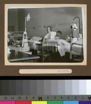 Médecin et infirmière dans une chambre d'hôpital.